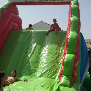 hinchable acuático con piscina, fiestas y cumpleaños para niños