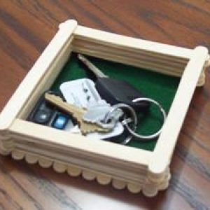 caja guarda llaves hecha con palitos, regalos originales hechos a mano para el dia del padre