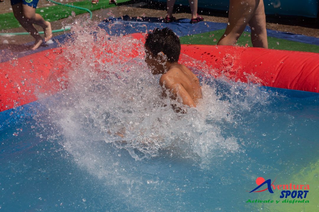 Fiestas en la piscina con hinchables, un verano divertido para los ninos